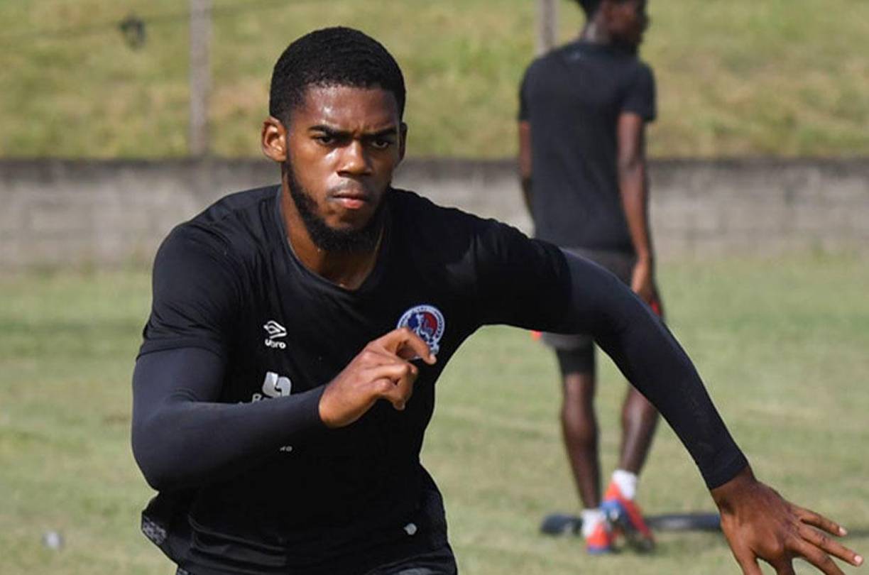 Elvin Casildo: El zaguero central podría marcharse del Olimpia y jugar cedido a préstamo en el Real España.