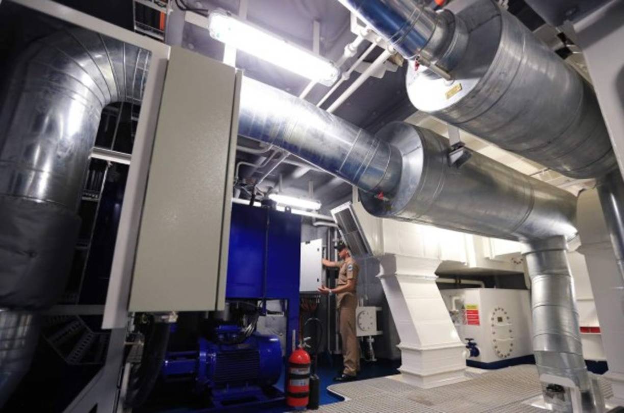 La sala de máquinas tiene motores, generadores y propulsores de primera generación.