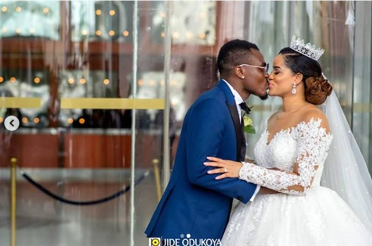 En las redes sociales muchos seguidores tuvieron divertidas reacciones y tildaron la boda con Miss Nigeria 2014 como una actualización de un teléfono y que tenga cuidado la próxima Miss Nigeria 2015.