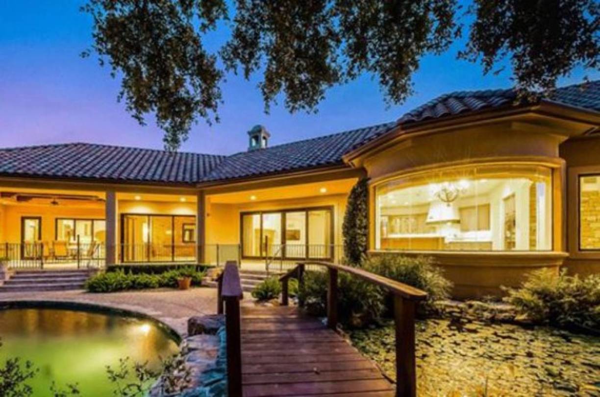 Su mansión se encuentra en el exclusivo barrio privado The Dominion y la puso a la venta en 2 millones de dólares.