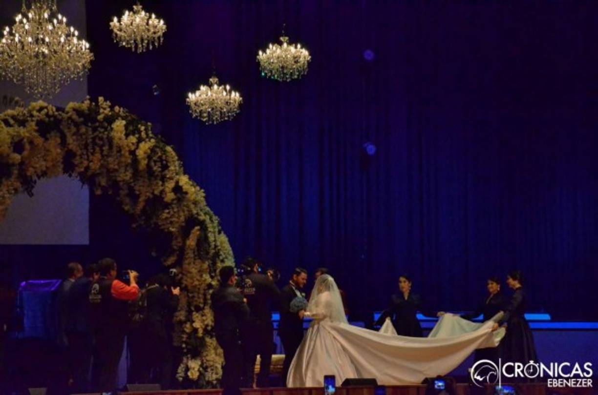 Tres amigas de la novia, quienes formaron parte del cortejo, llevaron la cola del vestido.