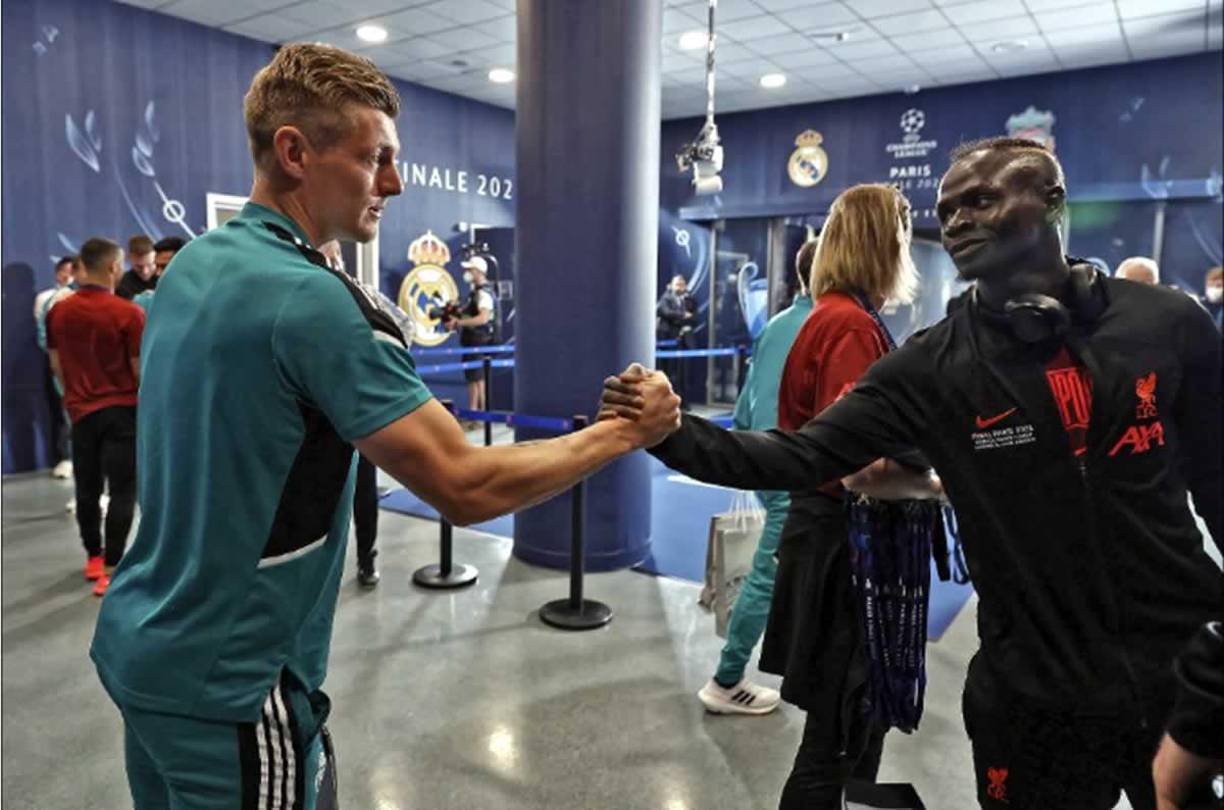 Toni Kroos también saludó, un poco más frío, a Sadio Mané.