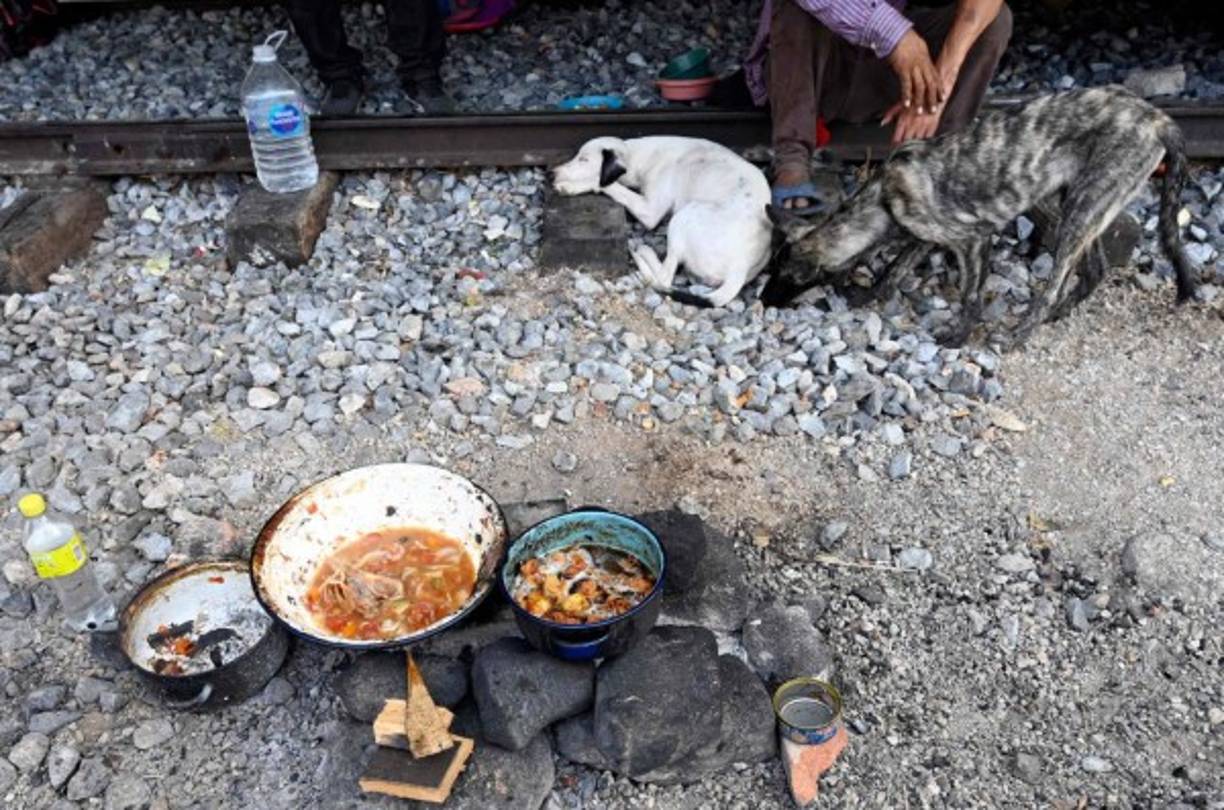 Otros recibieron alimentos y agua de algunos ciudadanos que se conmovieron al ver al grupo esperando abordar el tren.