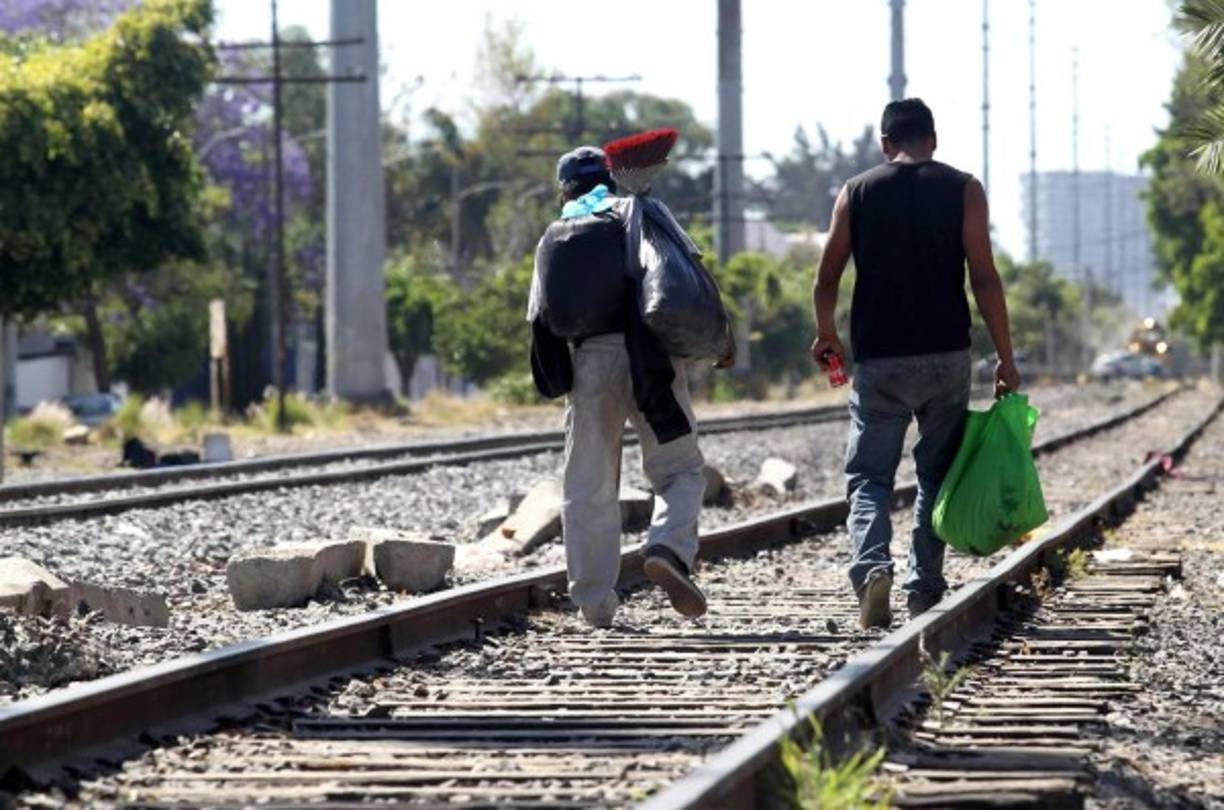 El domingo, un grupo de 250 varones decidió avanzar y viajar por tren, pero una veintena de ellos fueron detenidos este martes por autoridades migratorias mexicanas cuando hacían una parada en Veracruz. 'El delegado (de migraciones) se comprometió a dejarlos en libertad y permitir que sigan su camino', comentó el activista de Pueblo sin Fronteras.