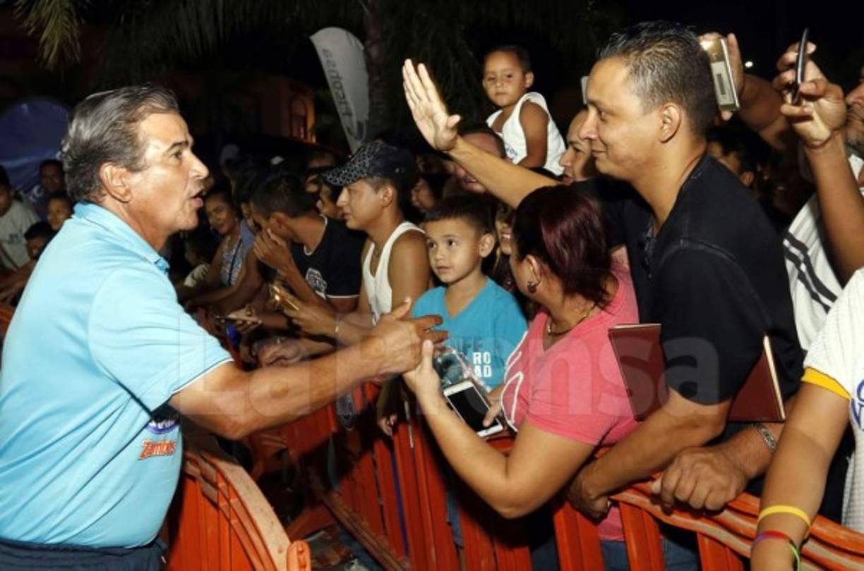 El entrenador colombiano saludando a los cholomeños.
