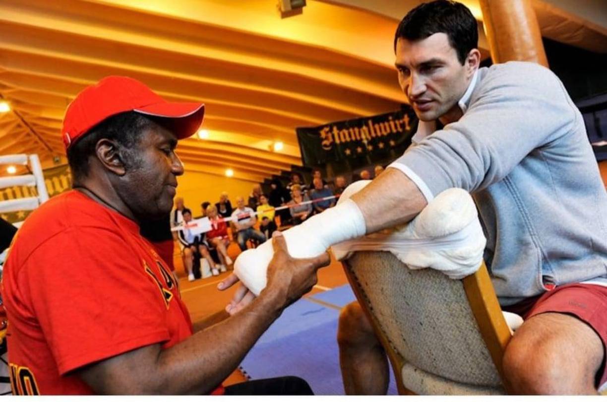 Su hermano Wladimir, de 45 años, logró 23 defensas del título mundial del peso pesado y se alistó como reservista del ejército ucraniano para defender al país de la invasión rusa. 