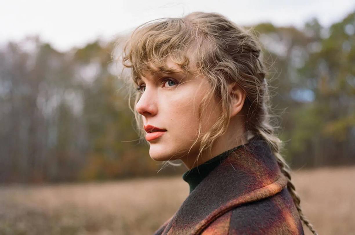 <b>TAYLOR SWIFT</b>“August” no solo hace referencia a la etapa otoñal del amor, cuando pasa la euforia del verano. En el documental de Disney+, “Folklore: The Long Pond Studio Sessions”, Taylor explicó que ´”August” se refería al nombre un personaje que creó llamado Augustine, ‘la chica de agosto’. En su historia, Augustine es la tercera en un triángulo amoroso. ‘Parece que es una chica mala, pero en realidad no lo es, es una persona muy sensible que se enamoró y estaba tratando de aparentar que estaba bien, porque eso es lo que las chicas deben hacer, estaba haciéndole pensar a él que no le importaba, pero sí le importaba’, explicó Swift en el documental. Así, August no solo es una canción para celebrar extraoficialmente el primero de agosto, también fue bautizada por Internet como la canción sobre ser ‘la segunda opción’.