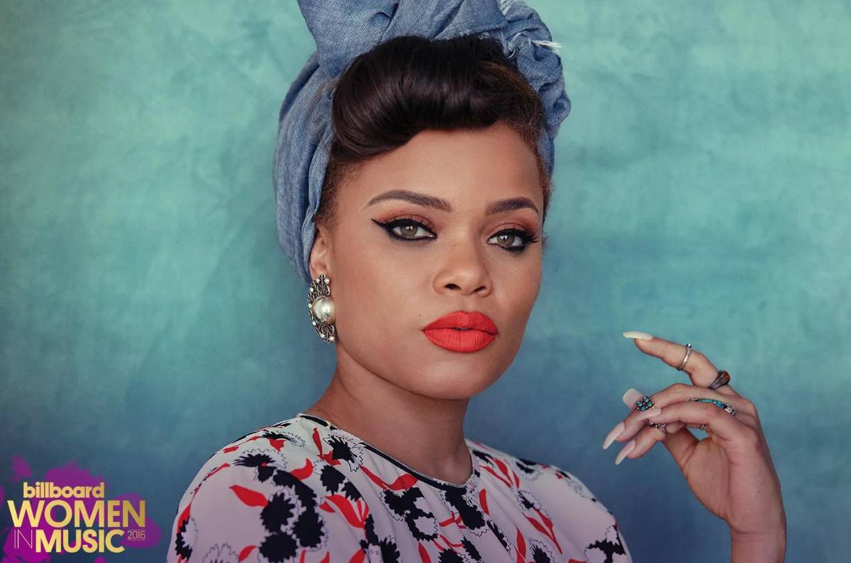 La cantante y activista, Andra Day, interpretará ‘Lift Every Voice and Sing’, conocida como ‘Black National Anthem’ (himno nacional negro), escrito en 1900 por James Weldon Johnson, que se incluye en el repertorio previo de la NFL desde 2020, luego de las protestas que se generaron por la brutalidad policial e injusticias raciales que provocaron la muerte de George Floyd de aquel año.