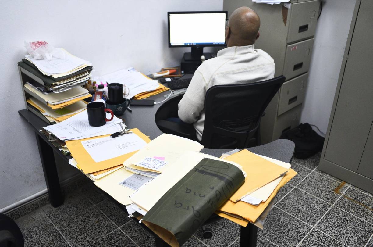 Los médicos forenses trabajan a diario con los equipos de investigación de la Policía como parte de un esfuerzo multidisciplinario.