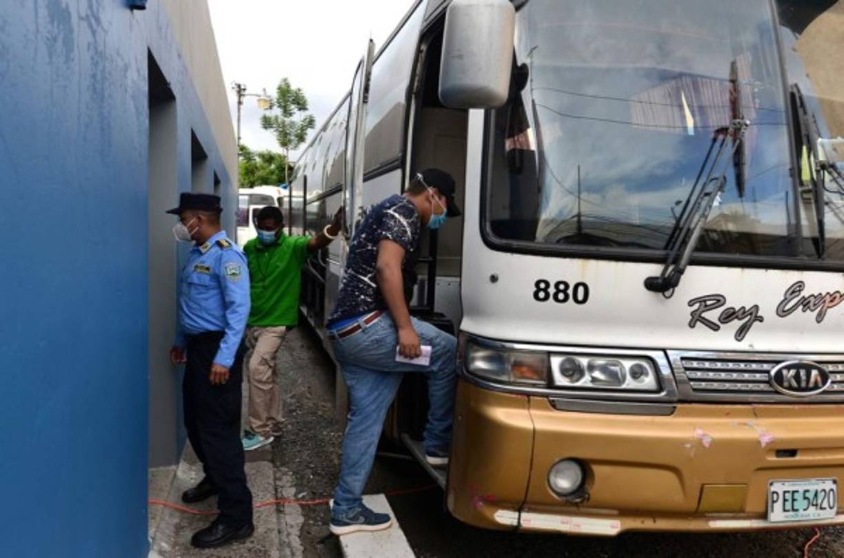 En otra empresa, que cubre la ruta entre Tegucigalpa y la ciudad de Choluteca, en el sur, uno de sus autobuses, con capacidad para 58 pasajeros, viajó desde la capital con cuatro.<br/><br/>Por la poca afluencia de pasajeros que se ha visto en las terminales de las empresas autorizadas para reactivar el transporte interurbano, pareciera que el temor al contagio no despierta entre los hondureños el deseo de viajar, aunque no sea por placer, porque el turismo sigue paralizado en su mayoría.