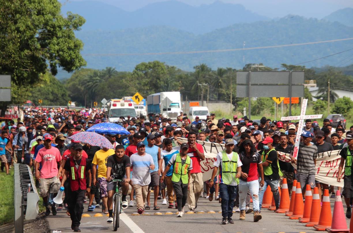 Los migrantes llegaron a la aduana, ubicada en el sureño estado de Chiapas, luego de recorrer unos 10 kilómetros desde el municipio de Huixtla, donde eran esperados por equipos antidisturbios de la Guardia Nacional.