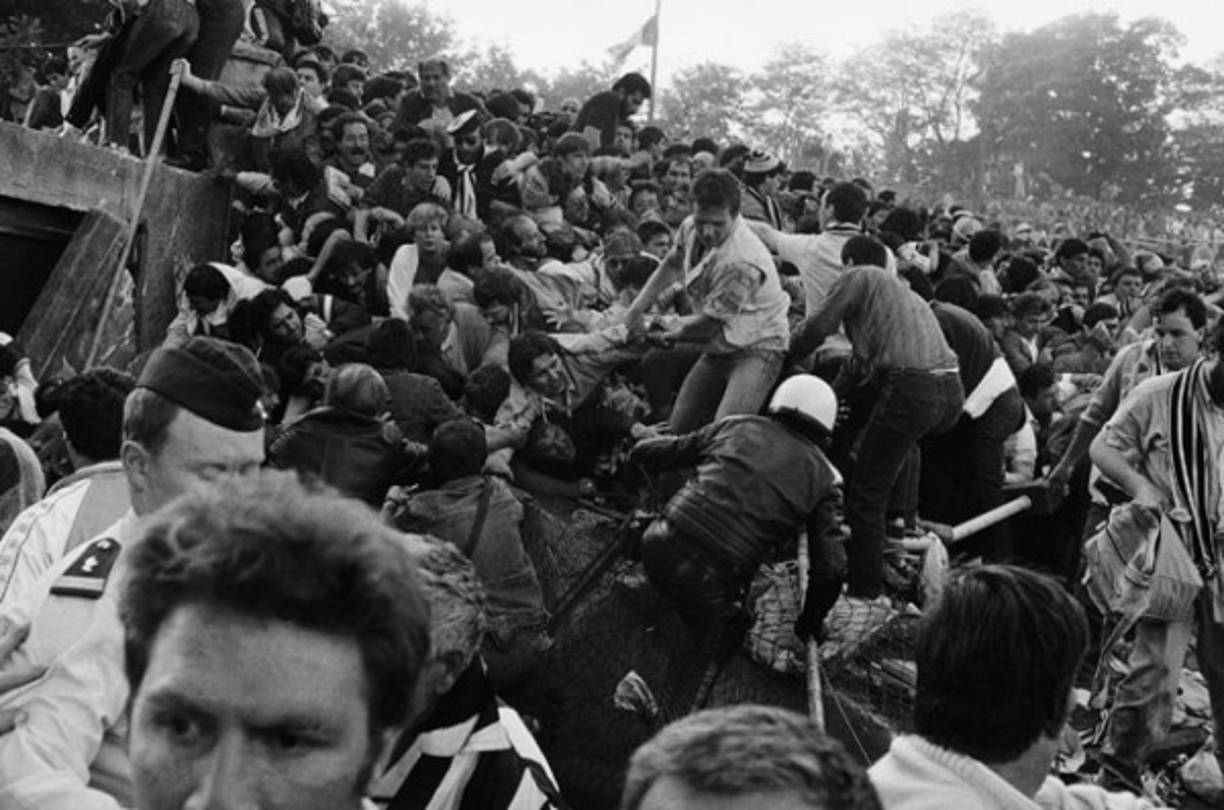 Violencia en el Estadio de Heysel, Bélgica (1985).Se dio el 29 de mayo de 1985 en el Estadio de Heysel de Bruselas, en Bélgica, en el que murieron 39 aficionados (32 italianos seguidores de la Juventus, cuatro belgas, dos franceses y un británico) a causa de una avalancha de aficionados en los prolegómenos de la final de la Copa de Europa (hoy Liga de Campeones de la UEFA) entre el Liverpool y la Juventus de Turín. Los sucesos causaron además 600 heridos de diversa consideración.