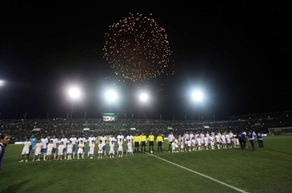 Las selecciones de Honduras y México en la entonación de los himnos nacionales.