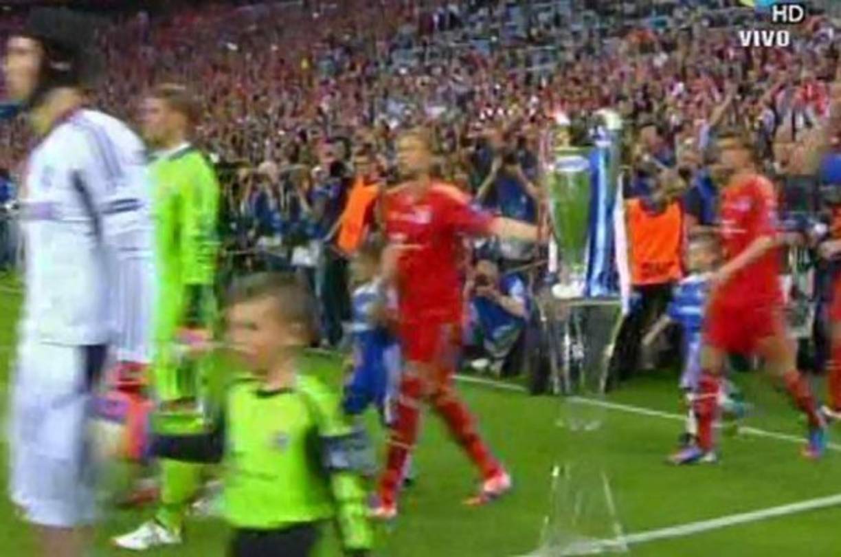 Tocar el trofeo o como se le conoce mejor 'La Orejona' trae malas consecuencias. Todos los jugadores de un equipo que la toca al final terminan perdiendo la final. Ludovic Giuly, Gatusso, Anatoliy Timoshchuk lo hicieron y sus clubes perdieron.