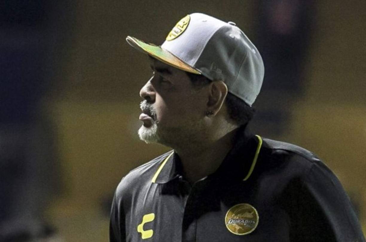 Además de regalos, Maradona sorprende a los futbolistas al invitarlos a comer cada vez que logran ganar un partido.