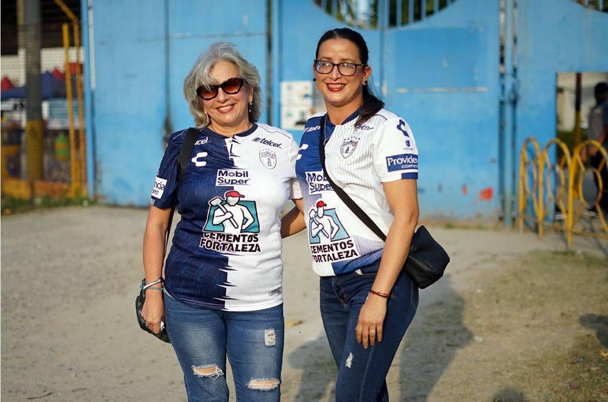 Dos aficionadas del Pachuca de México se hicieron presente temprano al estadio Olímpico.
