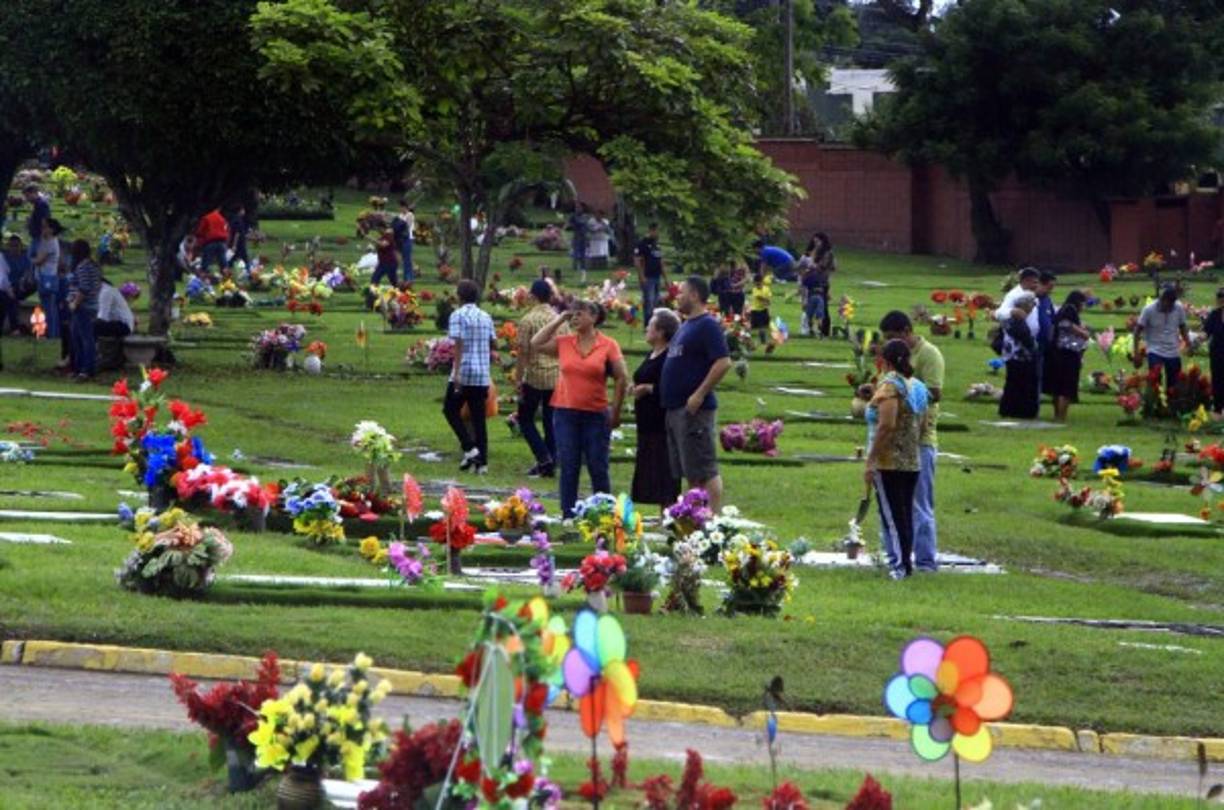 Desde tempranas horas, los sampedranos llegaron al Jardines del Recuerdo para recordar a sus difuntos.
