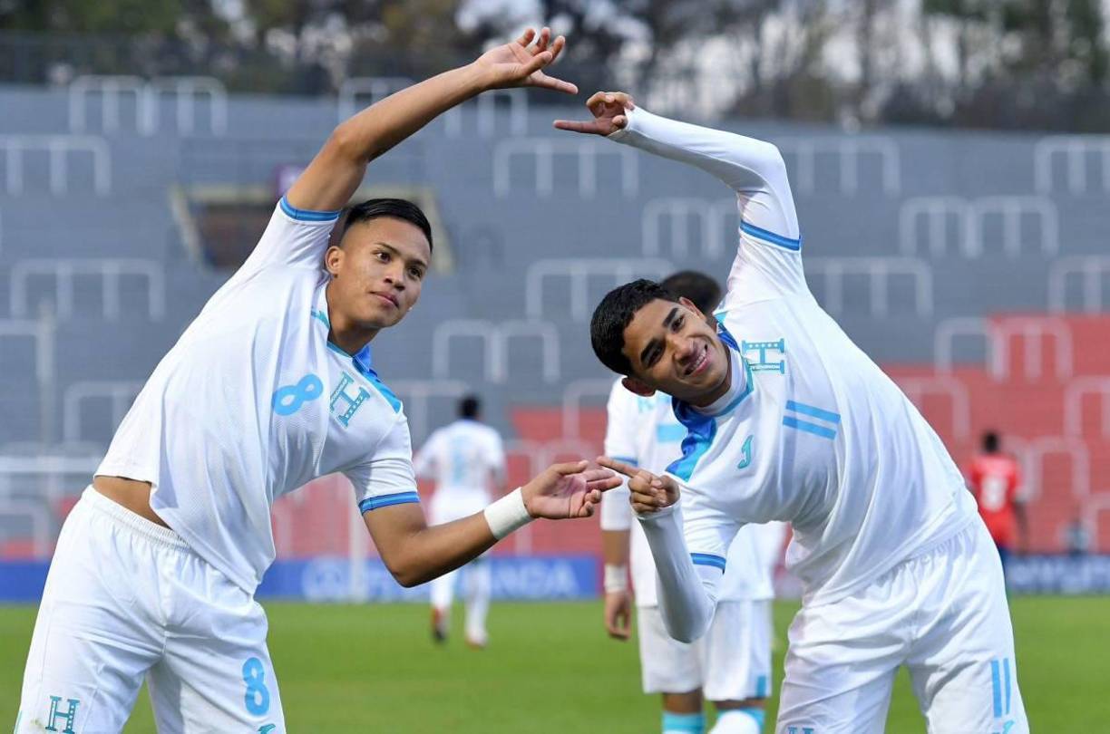 A lo Dragon Ball Z: Marco Aceituno festejó su gol con la técnica de la fusión. Su acompañante fue el volante Tomás Sorto.