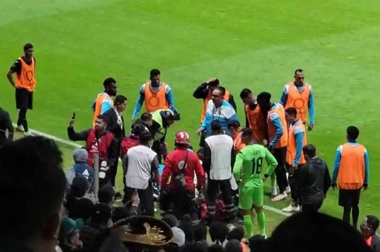 Tras uno de los goles de México, aficionados mexicanos lanzaron objetos al cuerpo técnico de Honduras y un proyectil impactó en uno de los miembros del staff de Reinaldo Rueda.