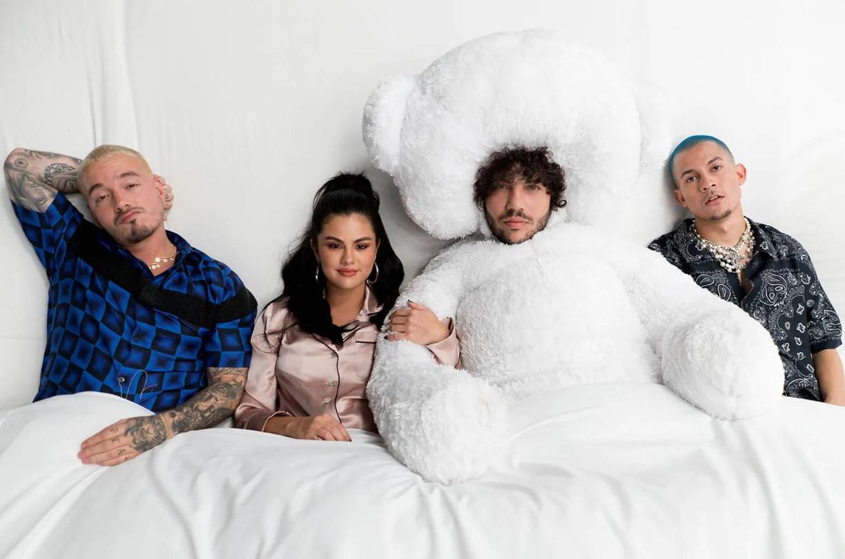 En marzo de 2019, el cuarteto publicó un video musical dedicado a la pista, mostrando imágenes divertidas de la actriz interactuando con Blanco en un traje de oso peludo.