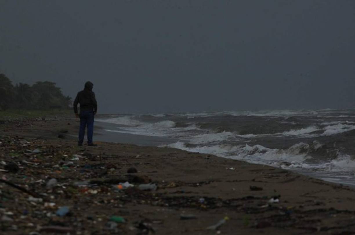 La tormenta tropical que se formó ayer martes en el oeste del Caribe amenaza con inundaciones y marejadas a México y Centroamérica, informaron meteorólogos estadounidenses.