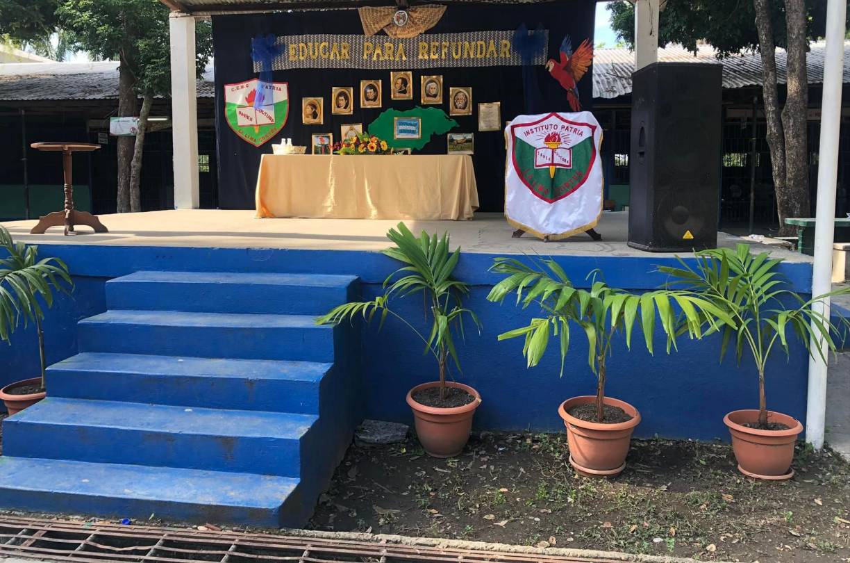 A primera hora el Instituto Patria La Lima se preparaba para la conmemoración de Día de la Bandera.
