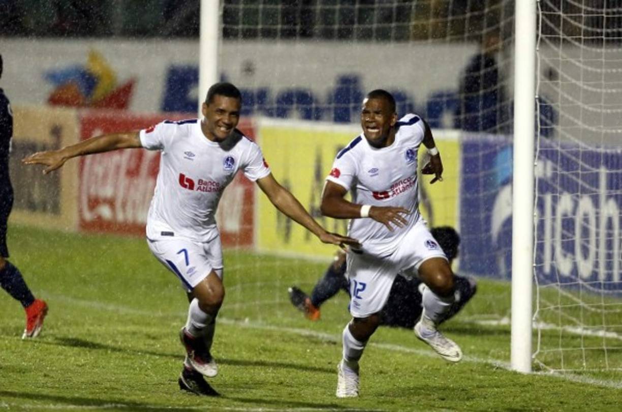 Rony Martínez entró de cambio y marcó el gol del empate para Olimpia ante Motagua.