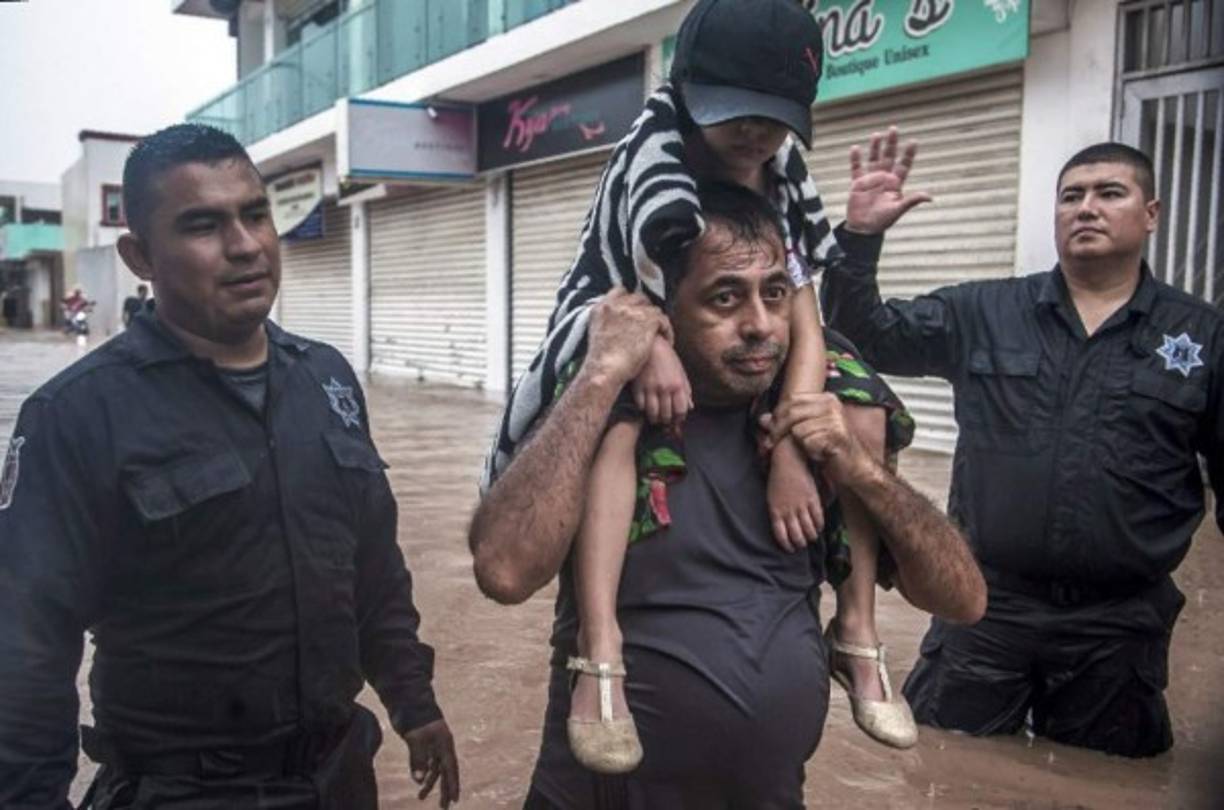 Mexicanos han tenido que salir de sus casas para evitar una catástrofe.