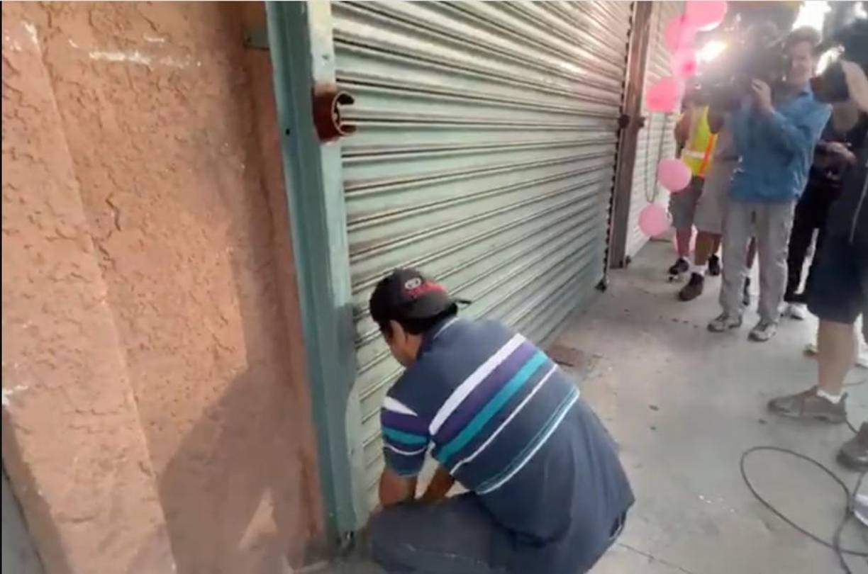 Dijo que aún estaba “sorprendido”, mientras abría las puertas de ’Las Palmitas’ Mini Market, en el centro de Los Ángeles. 