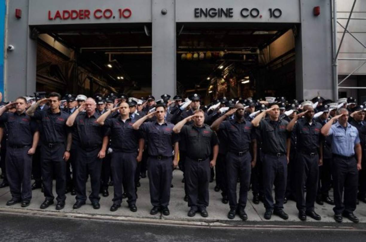 Policías y bomberos cargaron la bandera estadounidense hasta la 'zona cero' y cantaron el himno.