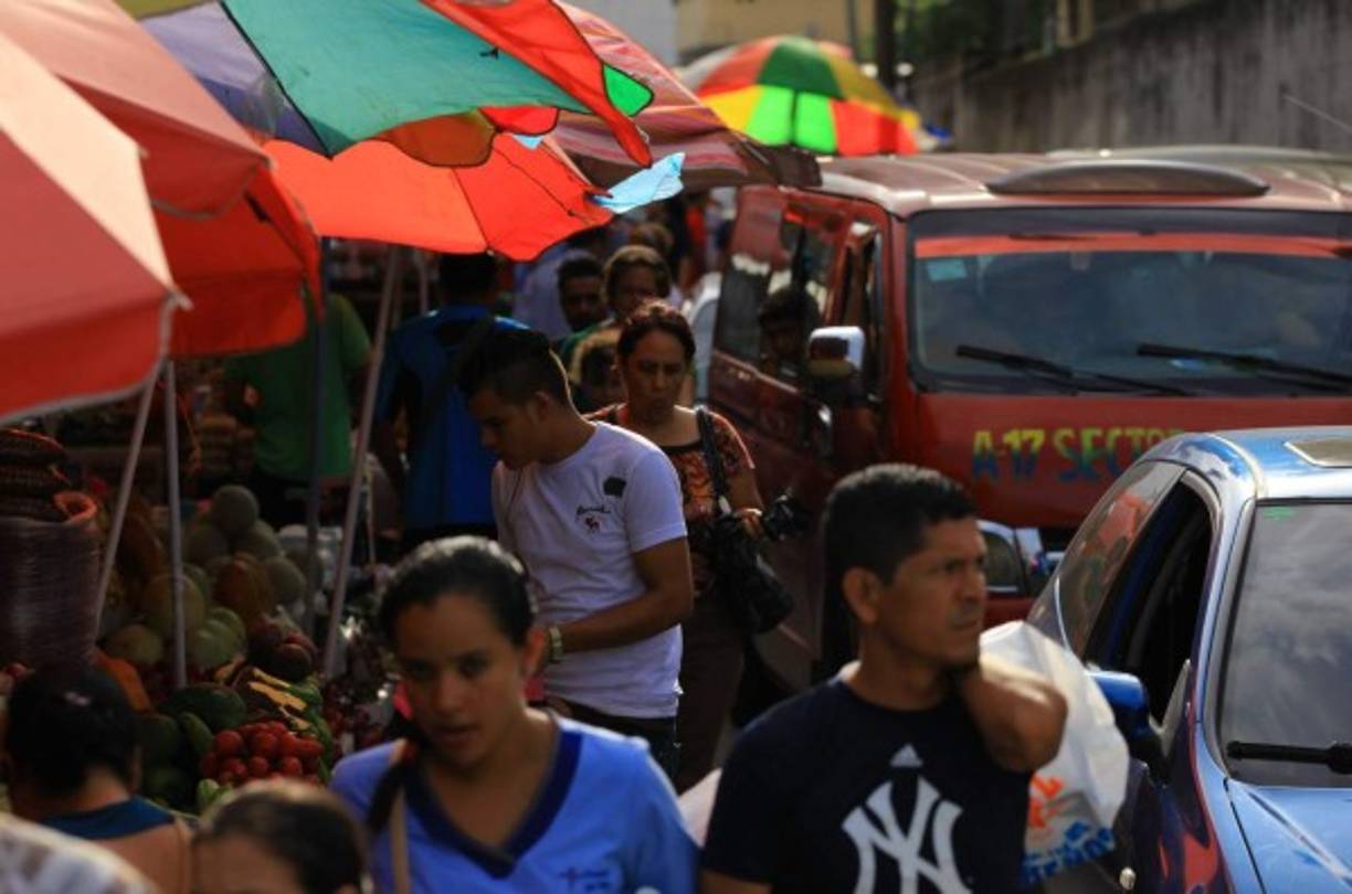 Entre puestos de ventas y autos circulan los sampedranos en algunos puntos.