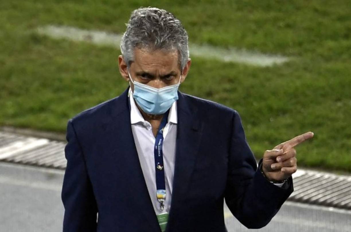 Esperanza dio su opinión sobre Reinaldo Rueda. “Me parece más pícaro, tiene una sonrisa pervertida, malosa. ¿Qué me haría él a mí? Que me enseñe a coger mejor las pelotas… de fútbol por supuesto”, dijo.