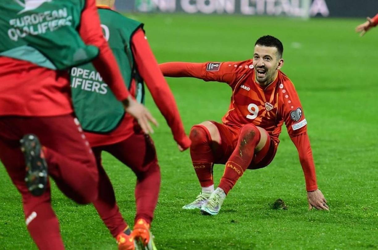 El hombre del partido, el héroe de Macedonia del Norte. Aleksandar Trajkovski marcó el gol que eliminó a Italia del Mundial de Qatar 2022 con su gol en el minuto 92 y así lo celebró.