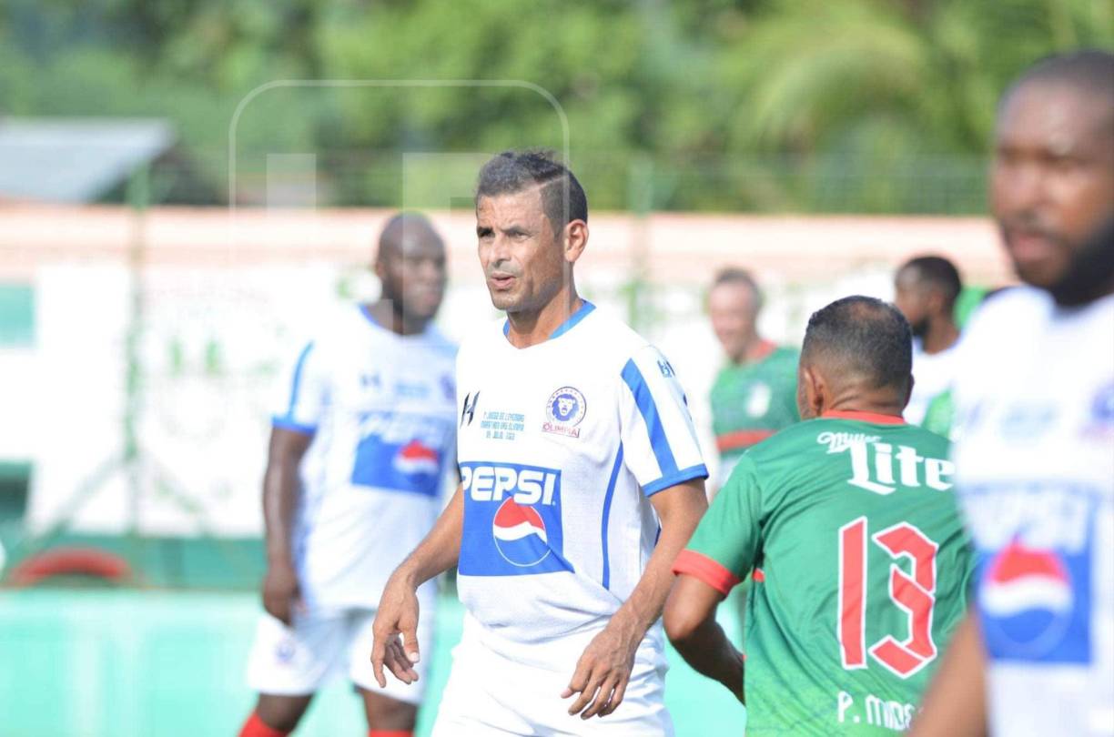 Christian Santamaría con las leyendas del Olimpia también se hizo presente en el marcador al marcar un gol.
