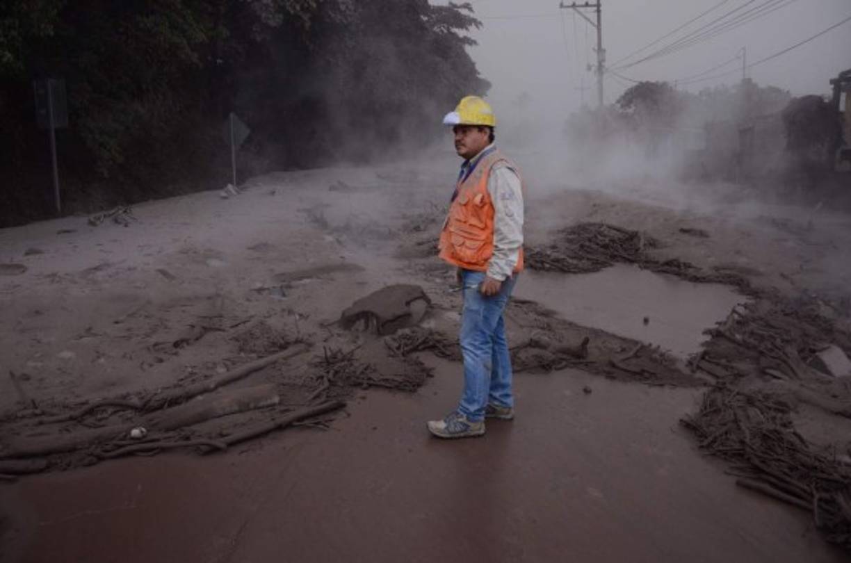 Las rocas y cenizas lanzadas por el volcán en una sorpresiva erupción el pasado domingo interrumpieron el paso tras dañar varias carreteras.