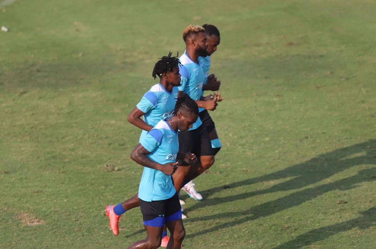Román Rubilio Castillo, Maylor Núñez, Jorge Benguché y Alberth Elis corren juntos en el Episcopal High School de Houston.