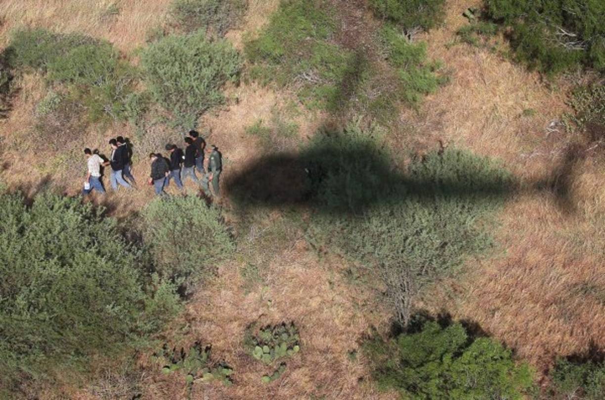 La patrulla fronteriza vigila por tierra, mar y aire la frontera que separa EUA y México.