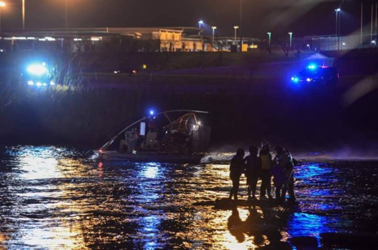 Los patrulleros mexicanos y estadounidenses han reportado el rescate de varios migrantes, incluyendo varios niños, durante el fin de semana pasado.