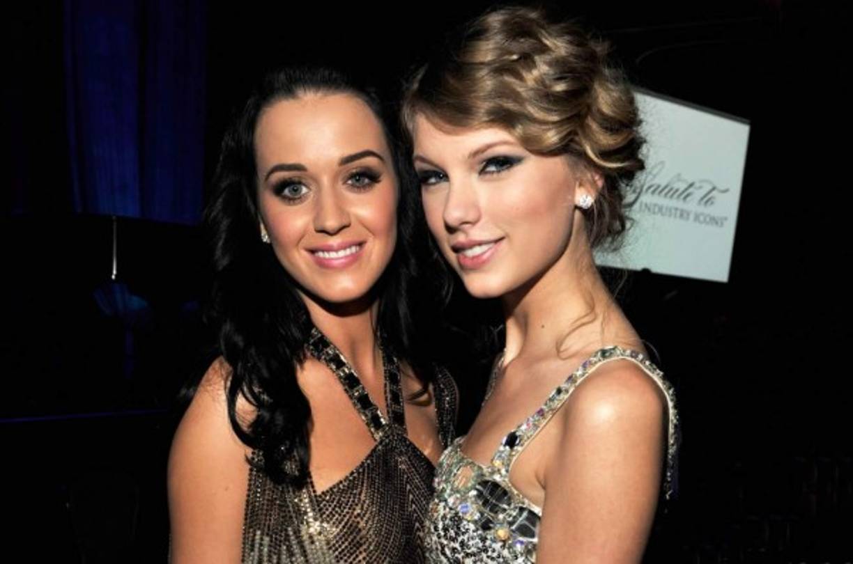 Katy Perry y Taylor Swift.<br/><br/>Se dice que su enemistad nació por un hombre, John Mayer, quien fuera novio de Swift durante solo unos meses para luego convertirse en pareja de Katy durante años, para echarl leña al fuego Taylor se enojó con Perry cuando esta no permitió que sus bailarines la acompañarán a un evento cuando los necesitaba, después de esto la rubia le dedicó 'Bad Blood'.