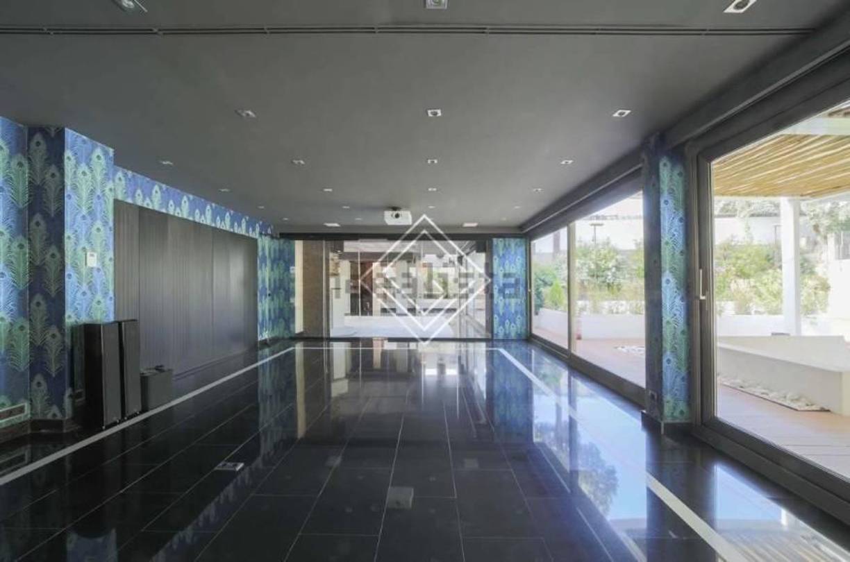 Adicionalmente, la propiedad cuenta con una garita de seguridad y una construcción auxiliar que alberga un baño turco, un segundo gimnasio y una sauna, completando así la oferta de bienestar.