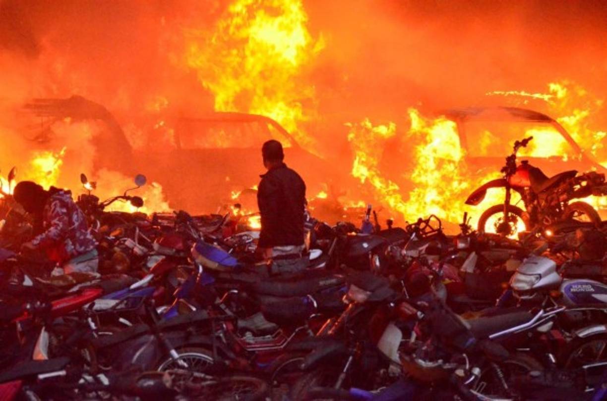 Duque cedió a la presión de las calles y anunció la anulación de su plan. En cambio dijo que procedería a aumentar temporalmente los impuestos a empresas y a grupos de mayores ingresos. No obstante, las violentas protestas siguieron.