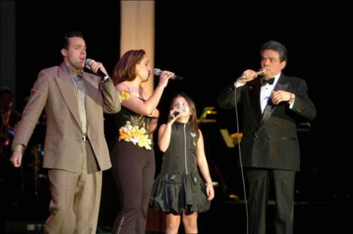 Su matrimonio con Anel terminó en divorcio en 1990, debido a problemas derivados de los manejos fraudulento de sus ganancias como cantante por parte de su mánager y cuñado. Todo esto está explicado en su autobiografía 'Esta es mi vida'.<br/><br/>Esta situación fracturó demasiado la relación que tenía con la madre de sus hijos, ya que luego de la separación la convivencia entre ellos era sumamente difícil.