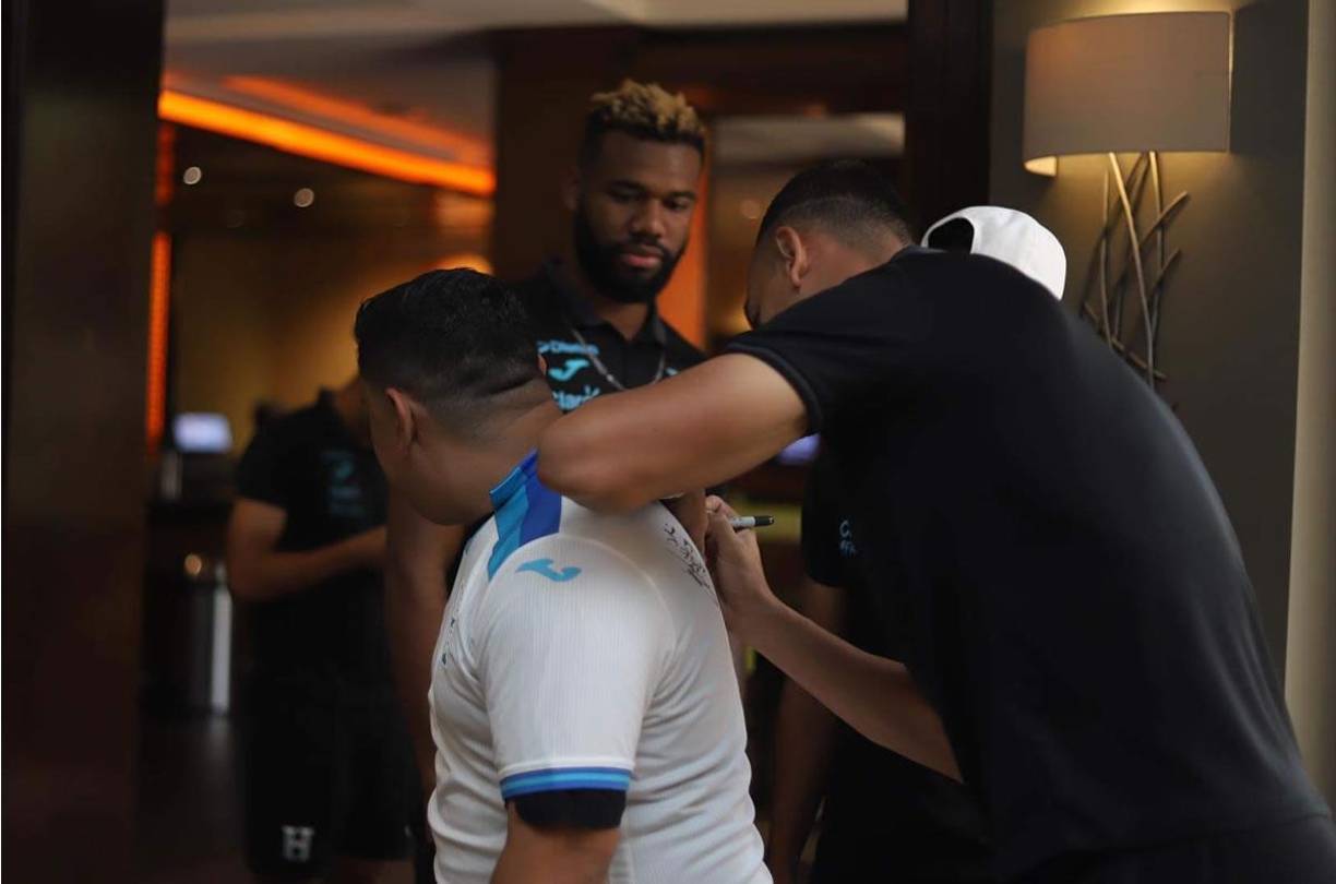 El catracho, que no cambia su acento y de voz tímida, asegura. “La humildad de Diego es grande, espero que gane mañana. Mi pronóstico será de 3-1 contra Haití, y espero que Alberth Elis se recupere”.