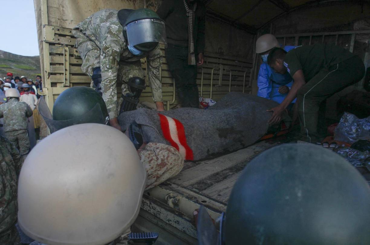 La noche del domingo las autoridades habían rescatado a un primer soldado fallecido en el río.