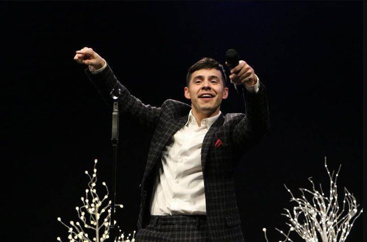 “Nunca lanzo canciones uptempo. Solo quería lanzar algo feliz, y simplemente dije: no me importa lo que digan los demás, no me importa cuáles son las reglas, se trata solo de estar en el momento y disfrutarlo”, expresó el cantante, quien pronto emprenderá una gira navideña.