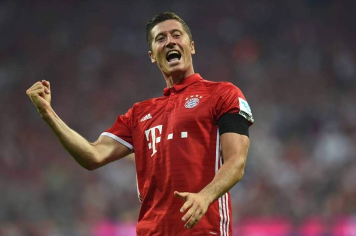 El Bayern Múnich le ponía precio (200 millones de euros) a Robert Lewandowski y hoy sale a la luz que hay un equipo dispuesto a intentar su fichaje. Si se marcha Gonzalo Higuaín, la Juventus irá por el fichaje del delantero polaco, según publica el Corriere dello Sport. Los dos jugadores ya han manifestado que no les importaría cambiar de aires. Foto AFP