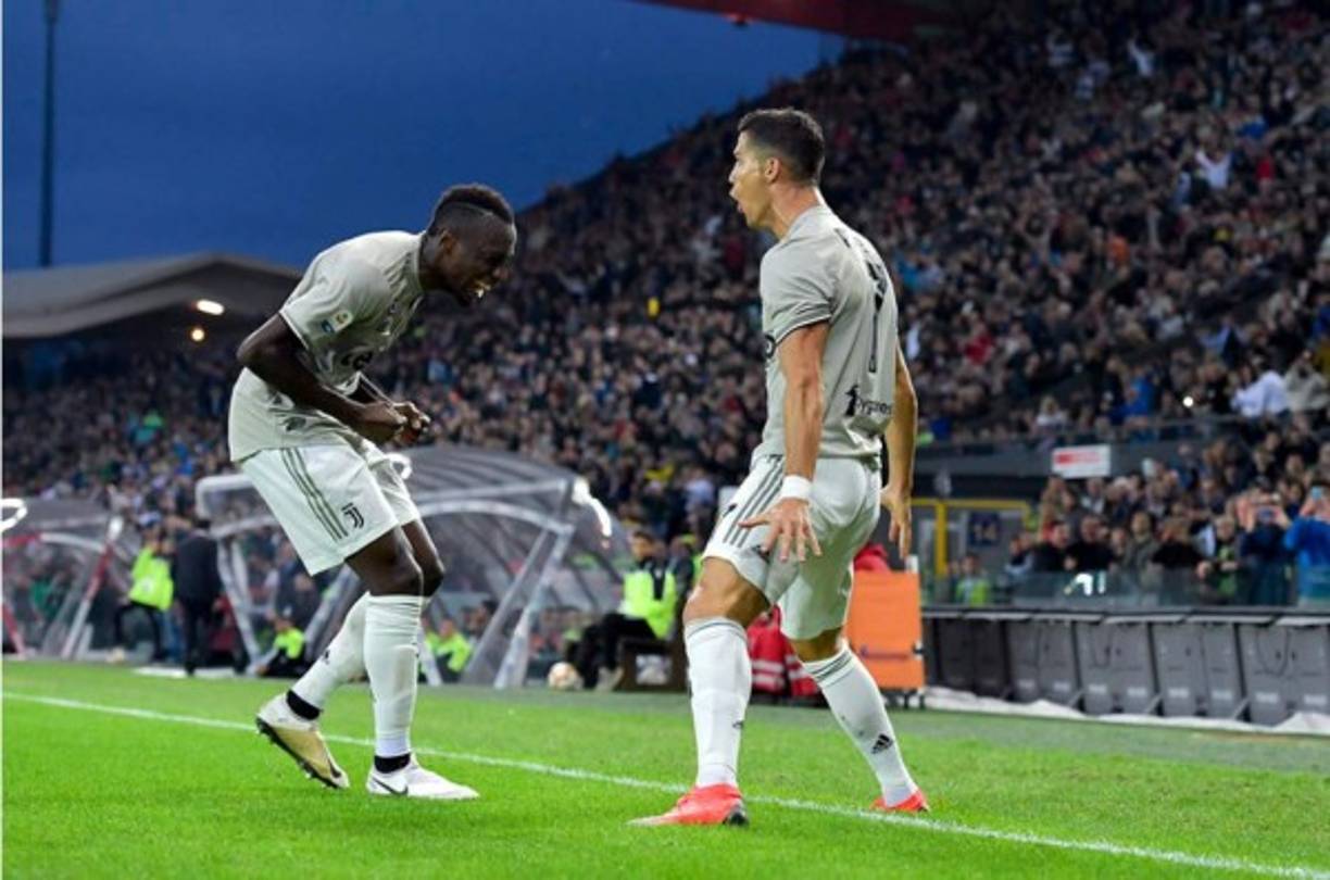 Blaise Matuidi se unió al festejo de Cristiano Ronaldo.