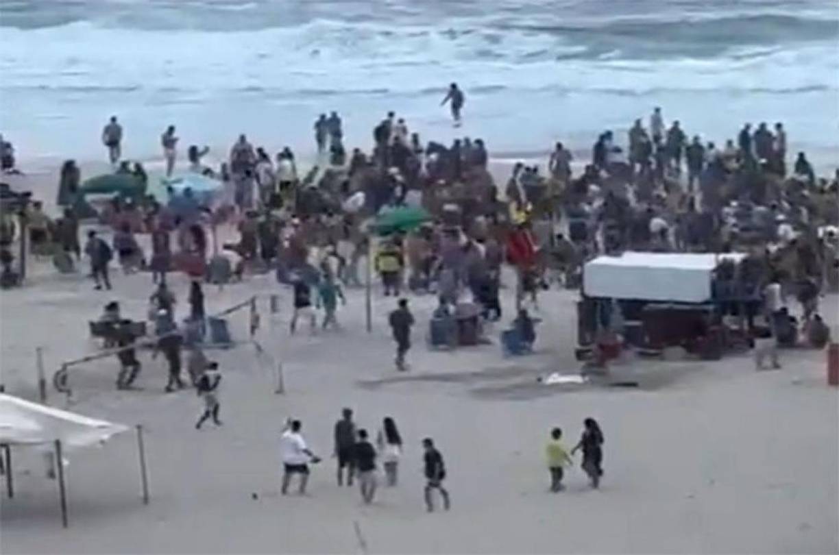 Un numeroso grupo de aficionados del Fluminense atacó a los argentinos y, en medio de varios incidentes y peleas generalizadas, obligó a los rivales a abandonar la playa a las carreras.