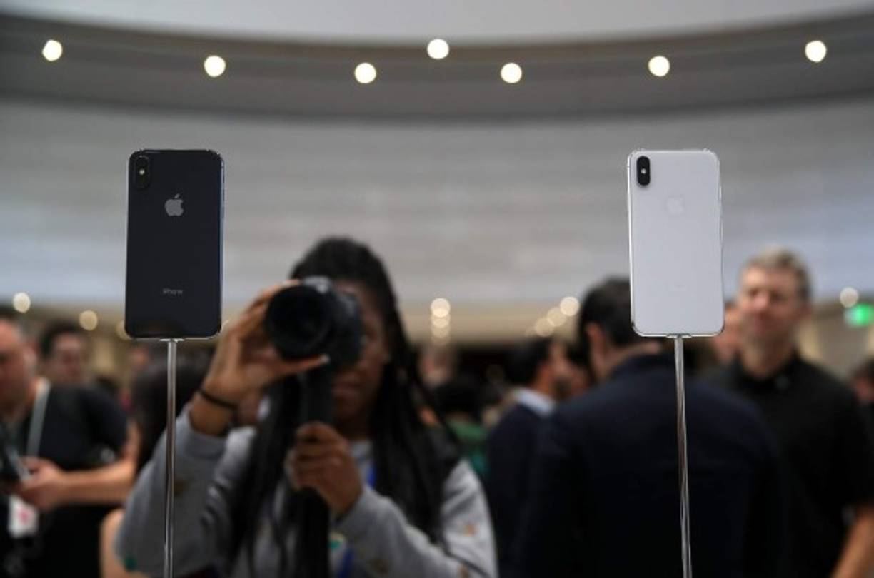 Los asistentes observan los nuevos productos en exhibición y sin duda el iPhone X acaparó todas las miradas.<br/>