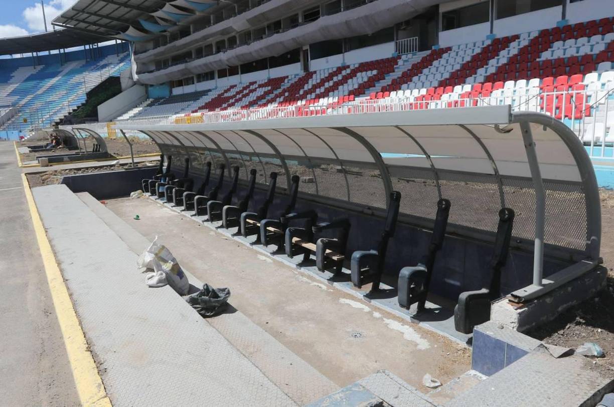 Los asientos de las bancas aún no han sido instaladas para evitar su deterioro y estarán listas para la inauguración del estadio.